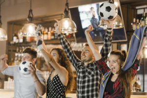 Amigos viendo el fútbol en un bar