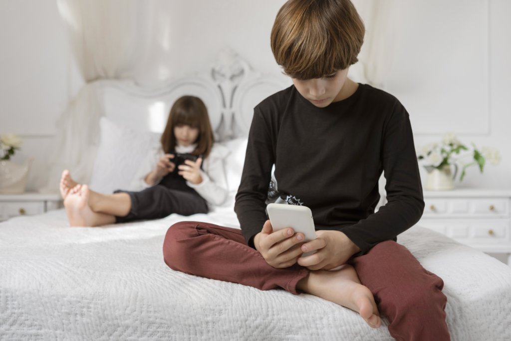 ninos utilizando móvil con app de control parental